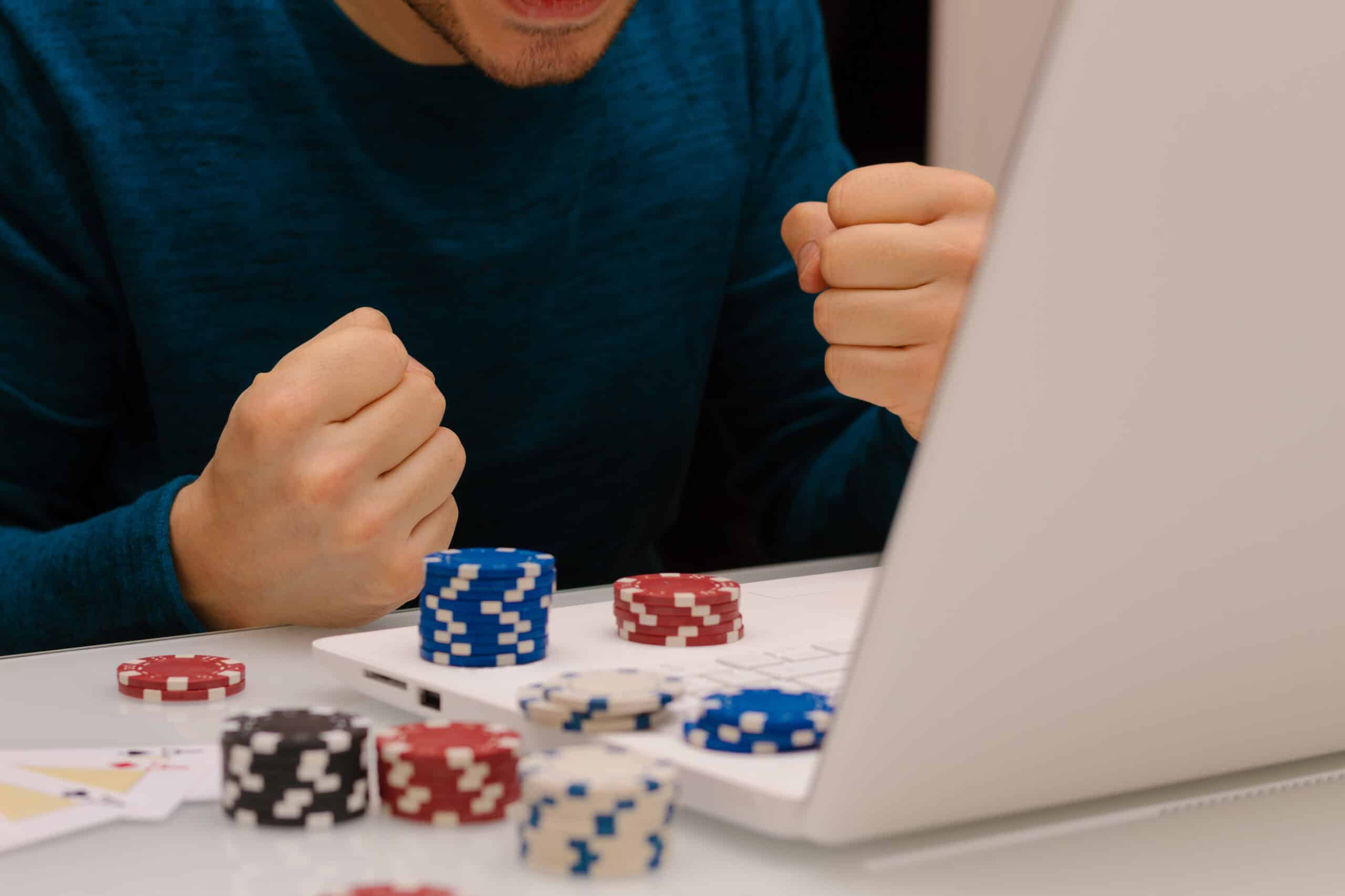 L’Intelligence Artificielle révolutionne le monde du travail : découvrez les enjeux brûlants du débat !