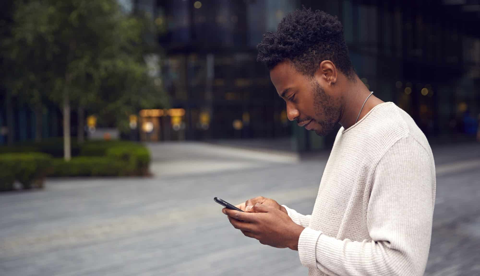 Comment les professionnels de la gestion des médias sociaux agissent-ils ? Guide pour les spécialistes en communication.